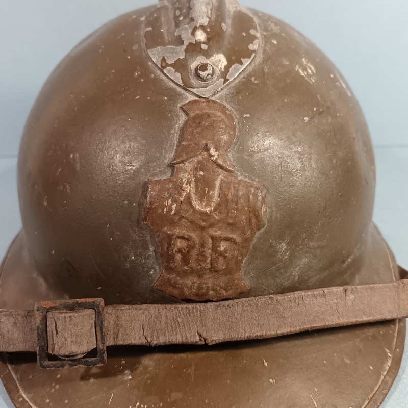 CASQUE TROUPE MODELE 1926 AVEC INSIGNE INFANTERIE MODELE 1915 KAKI  POUR LE GENIE AVEC NOM ET DANS SON JUS